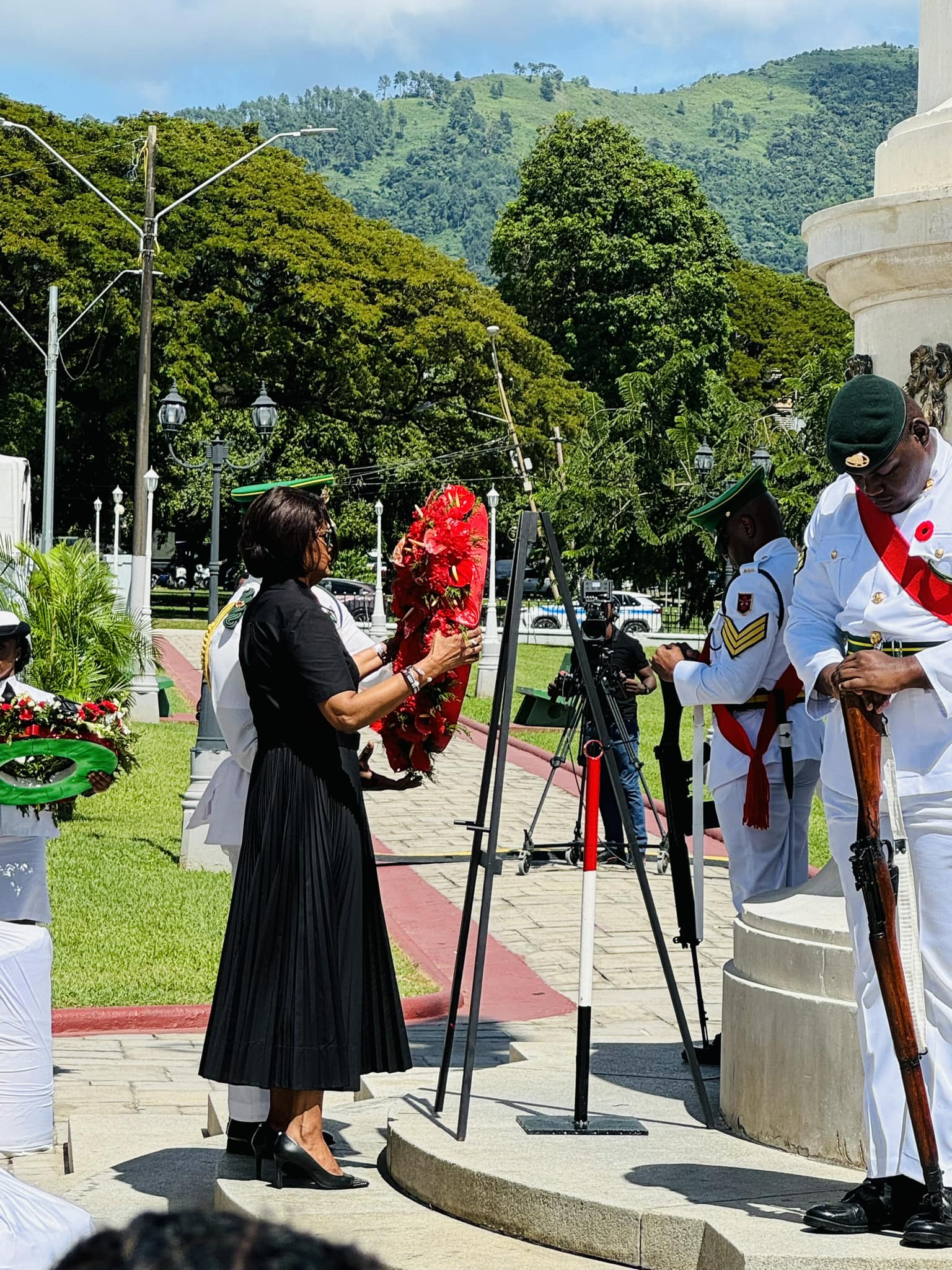 Her Excellency lays wreath on Memorial Day