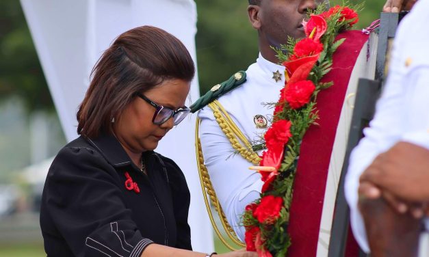 Her Excellency lays wreath at Cenotaph on Remembrance Day